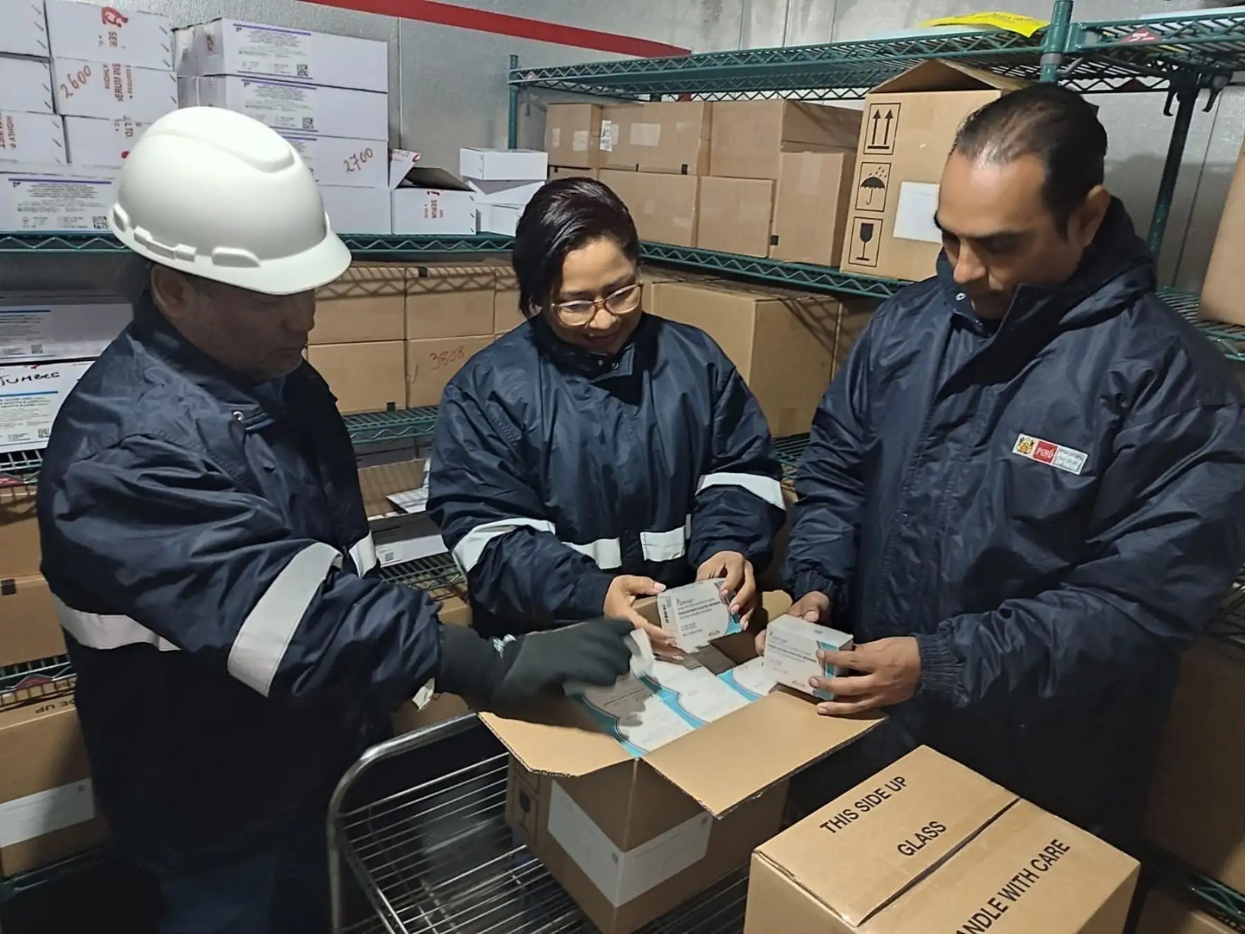 Personal de salud brinda recomendaciones a vecinos para prevenir el dengue