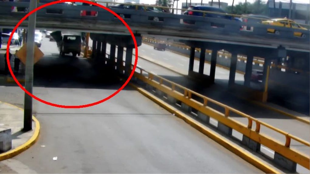 Dos camiones atrapados bajo el puente de la avenida La Marina