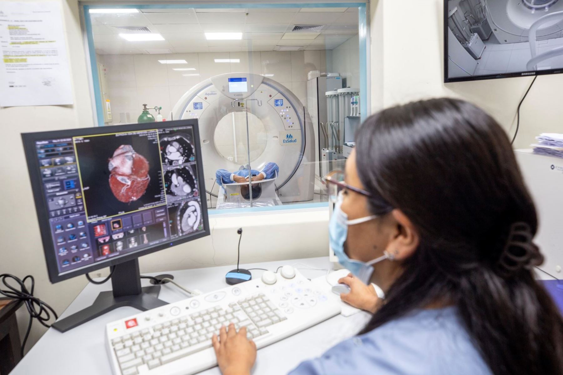 Pacientes recibiendo atención médica y orientación sobre linfoma en un centro especializado del Perú