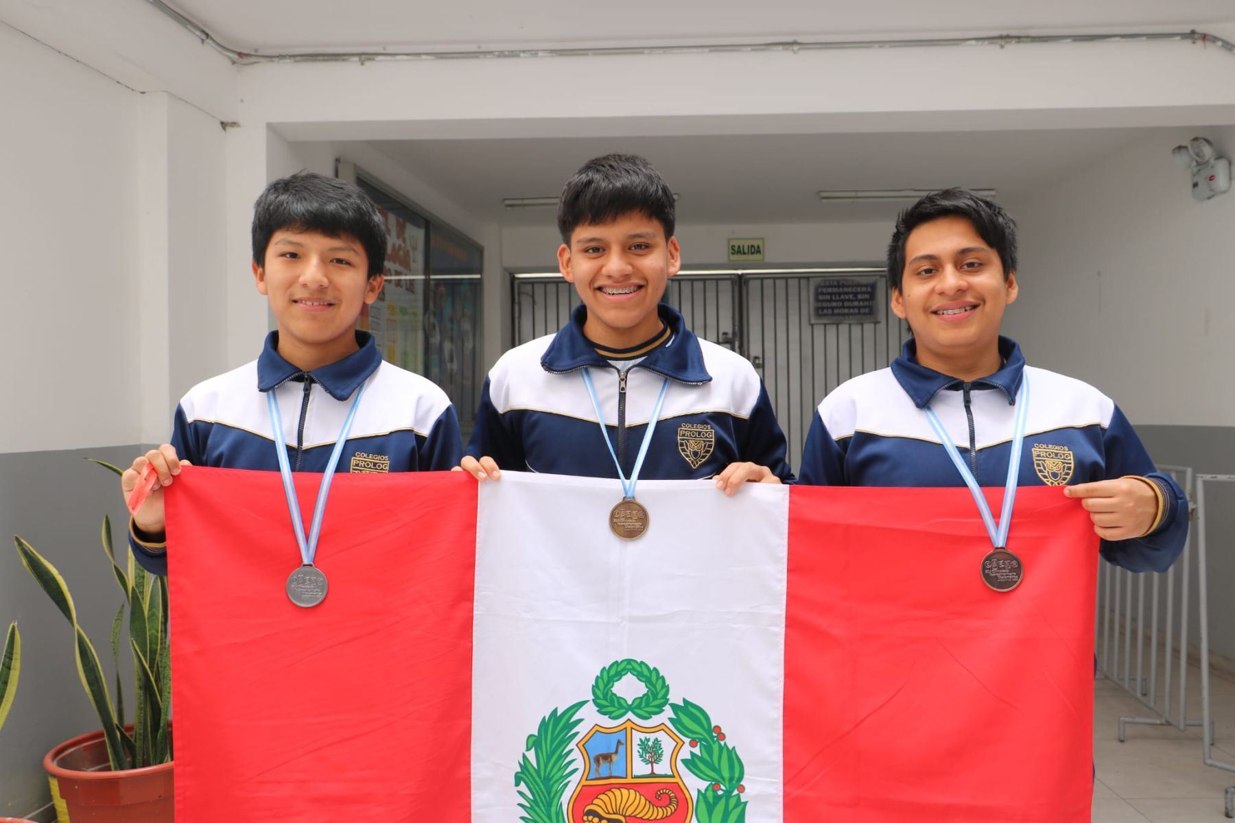 Delegación de escolares peruanos en competencia matemática