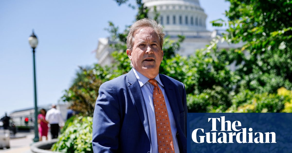 Ken Paxton camina fuera del edificio del Capitolio de Estados Unidos en Washington D. C.