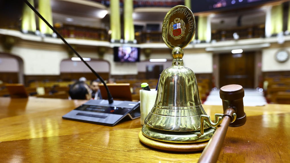 El congresista Javier Cipriani interviene en la sesión para criticar la renuncia condicionada de Colchado