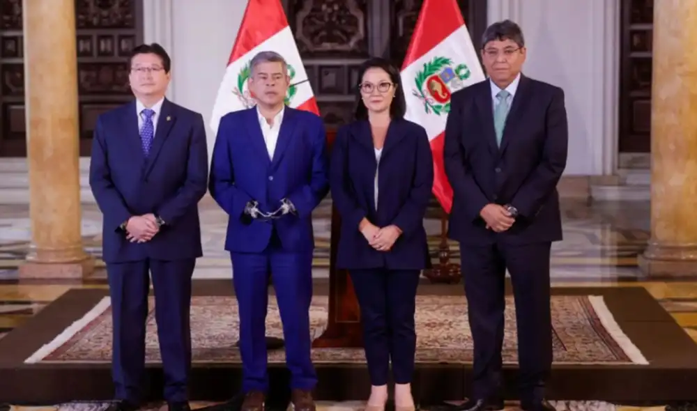 Conferencia de prensa del Gobierno de Keiko Fujimori anunciando subsidio a transportistas