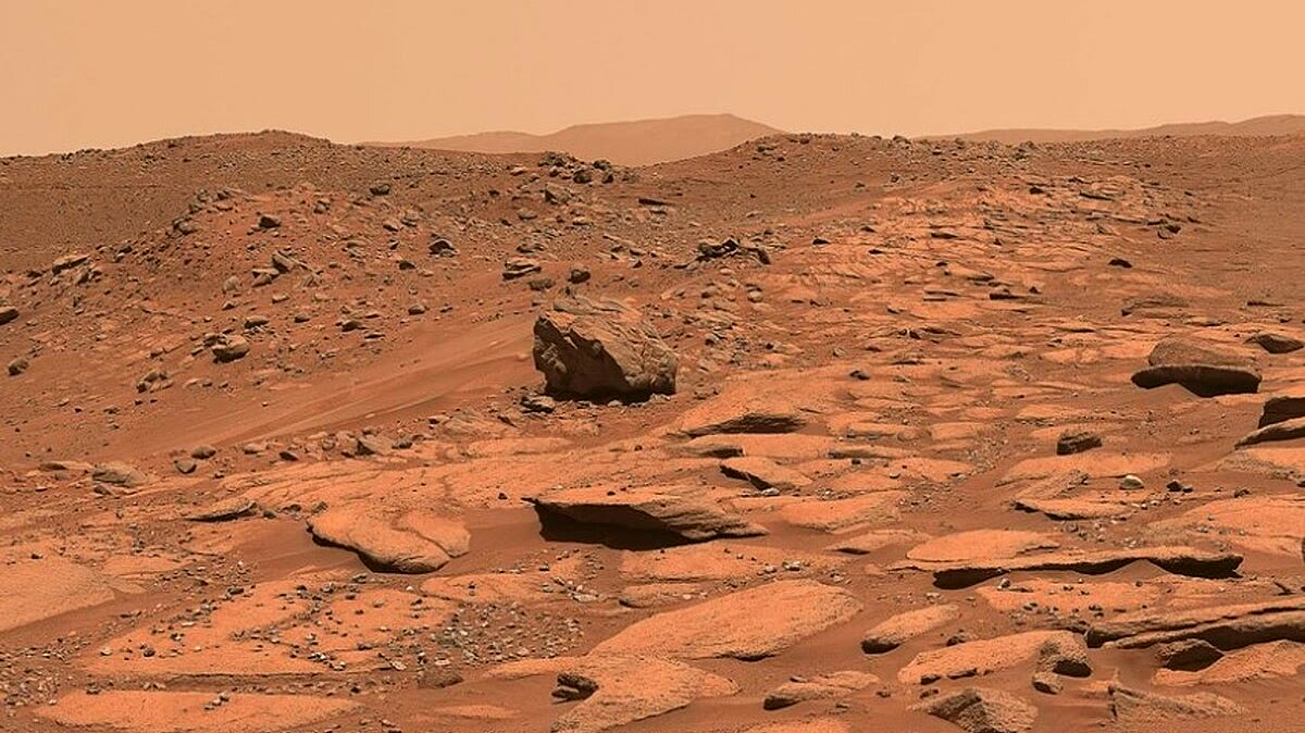 Laboratorio científico donde se analizan fragmentos de meteoritos marcianos con técnicas de espectrometría de masas para determinar su composición y edad