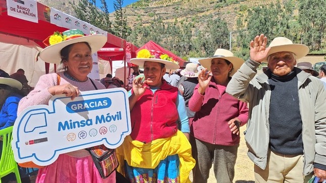 Equipo de Minsa Movil atendiendo a pacientes en el centro poblado de Chiuchin, Huaura