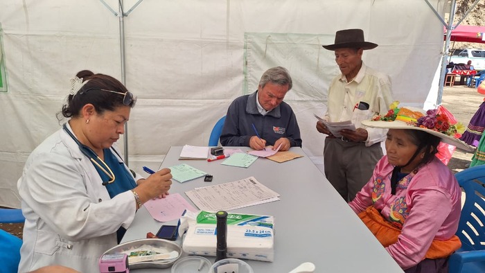 Pacientes siendo atendidos en el centro de salud móvil en Colcapampa de Mani, Oyon