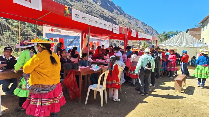 Entrega de lentes de lectura y medicamentos durante la jornada de Minsa Movil en Huaura