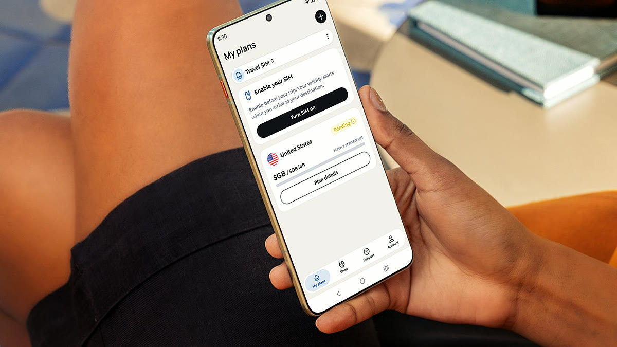 Viajero utilizando un smartphone Motorola con el servicio Global Connect en un aeropuerto internacional durante el torneo de fútbol