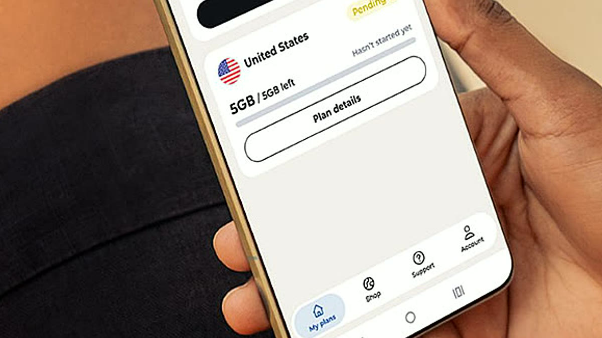 Primer plano de una tarjeta SIM de viaje de Motorola Global Connect junto a un pasaporte y entradas para un partido de fútbol