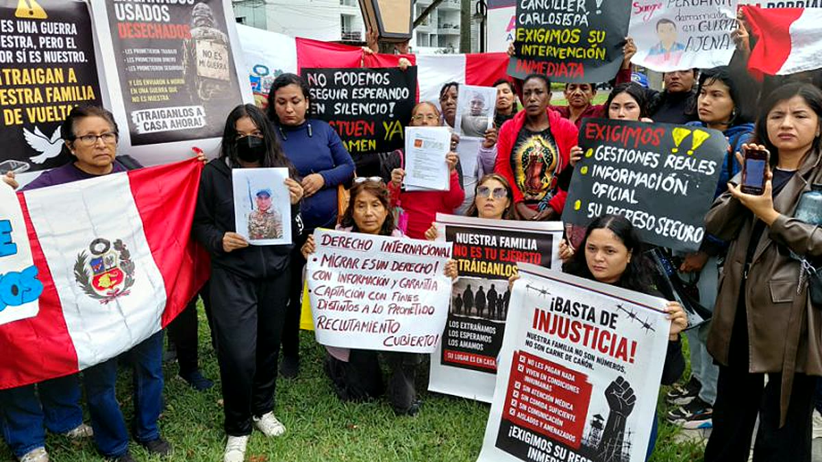 Familiares de peruanos desaparecidos en la guerra de Ucrania protestan en Lima con carteles exigiendo justicia y el regreso de sus seres queridos