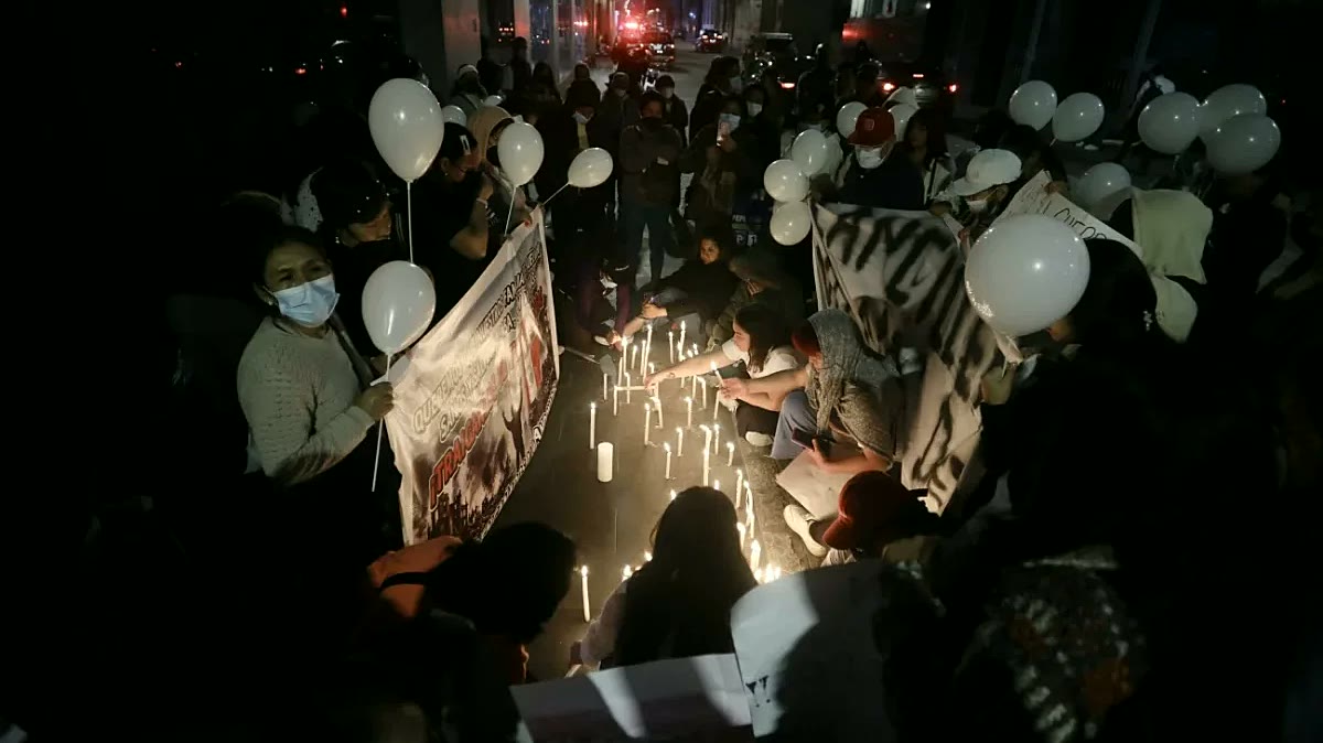 Manifestación de familiares con carteles que dicen Basta de injusticia y No es nuestra guerra frente a la Cancillería peruana en Lima