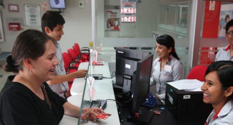 Personas en una agencia de caja municipal realizando operaciones financieras