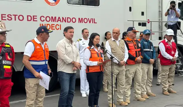 Brigadistas de INDECI coordinando evacuación en escuela durante simulacro