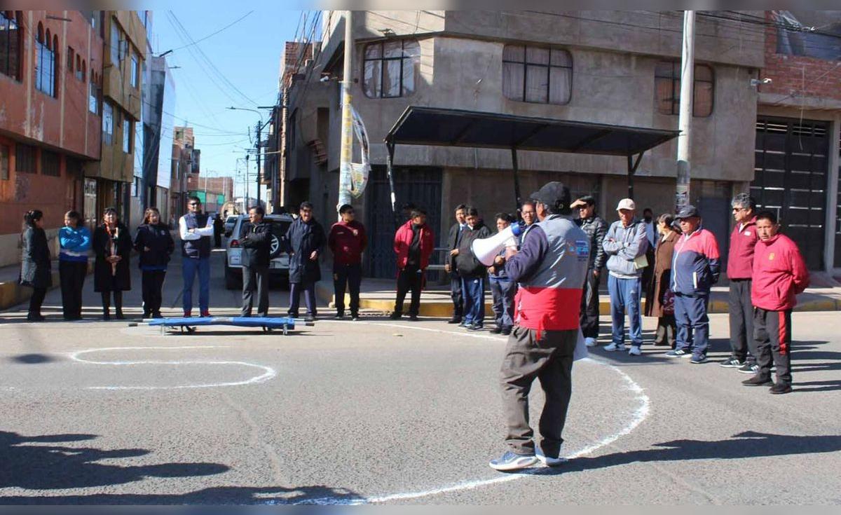 Simulacro Nacional Multipeligro - Personal de salud atiende a heridos ficticios en carpa de emergencia