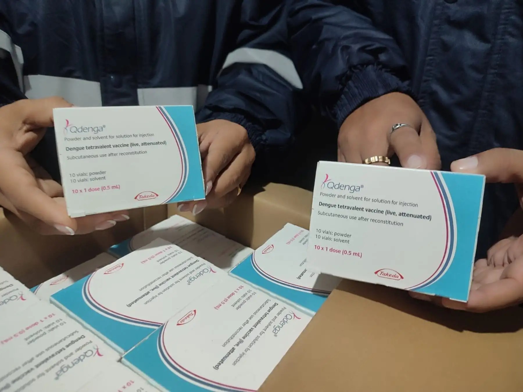 Cajas con vacunas tetravalentes contra el dengue en el almacén de la Diresa Tumbes